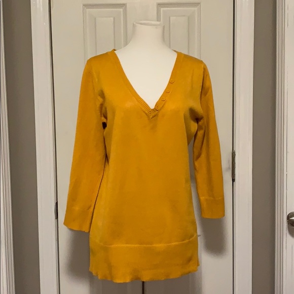 V neck gold sweater with quarter length sleeves - Picture 1 of 6